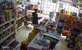 VIDEO: Policía de Soledad frustra robo con violencia en tienda de abarrotes