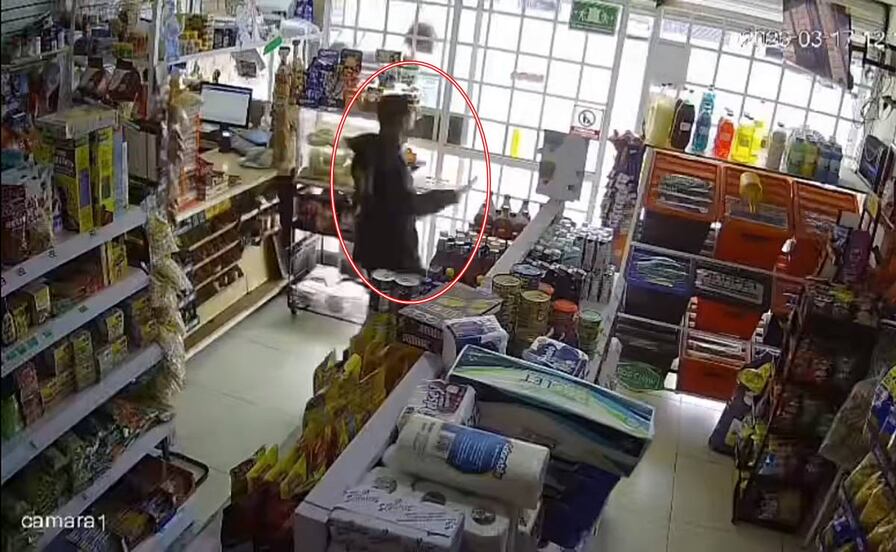 VIDEO: Policía de Soledad frustra robo con violencia en tienda de abarrotes