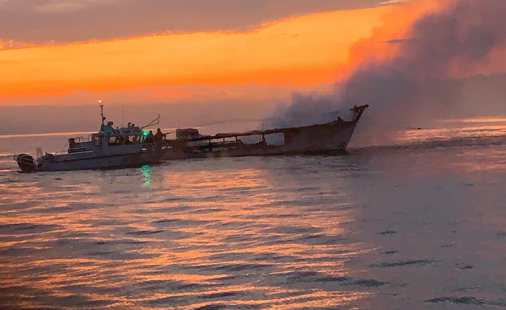 Al menos 25 muertos y 9 desaparecidos deja incendio en barco en California