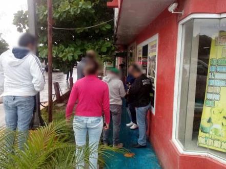 Balean a joven en negocio de carnitas