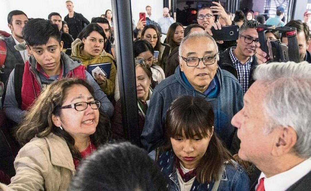 El Presidente fue abordado en el aeropuerto por una mujer que le pidió detener los despidos en el SAT; él le respondió: “No va a pasar nada”. Foto: JUAN CARLOS REYES. EL UNIVERSAL