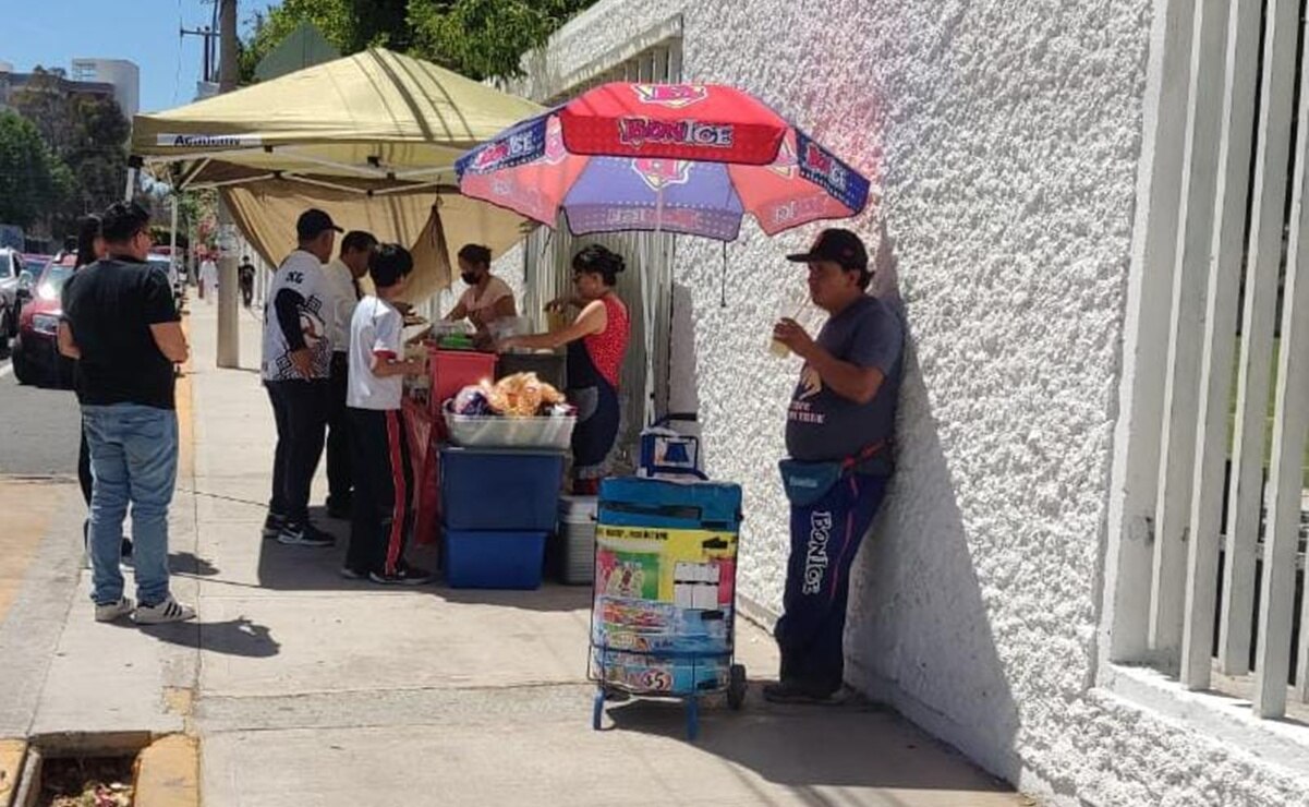 Primer día sin comida chatarra en las escuelas de SLP: vendedores se resisten afuera de los planteles