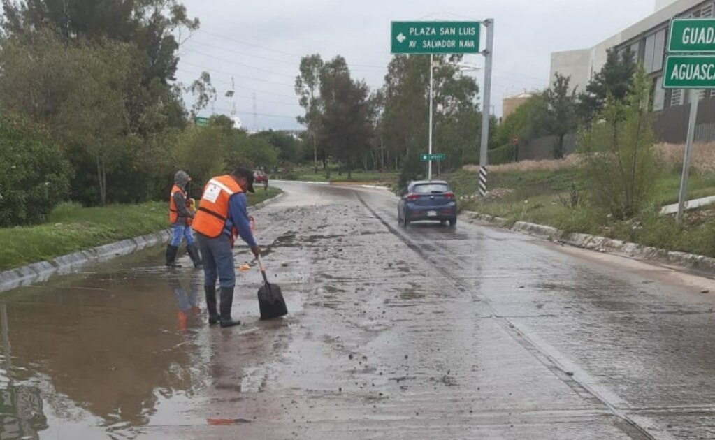 Ante lluvias, Seduvop realiza tareas de desazolve en bulevar Río Santiago