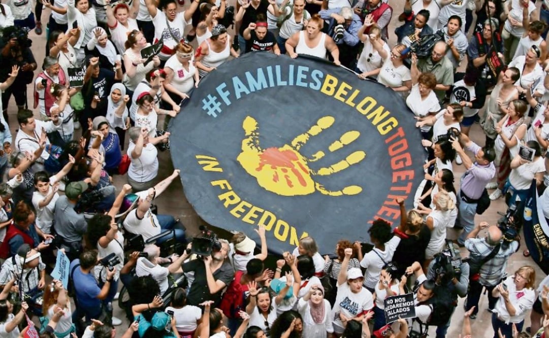 Activistas proinmigrantes durante la “sentada” que organizaron ayer en un edificio de oficinas del Senado, en Washington. Foto: JONATHAN ERNST. REUTERS