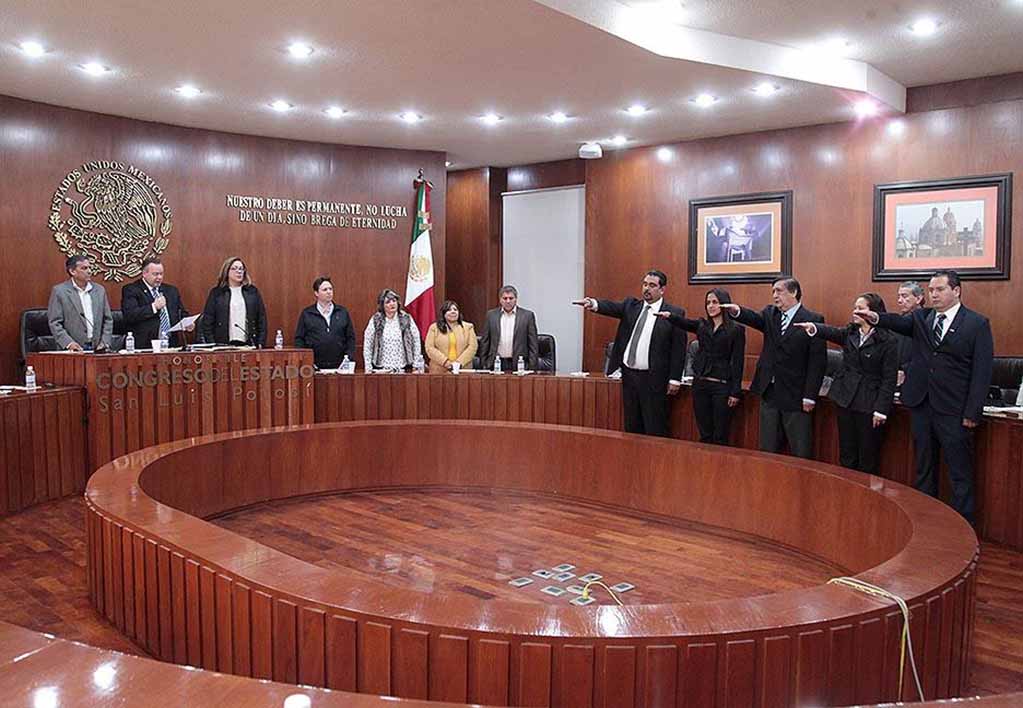 Toman protesta integrantes de la Unidad de Evaluación y Control