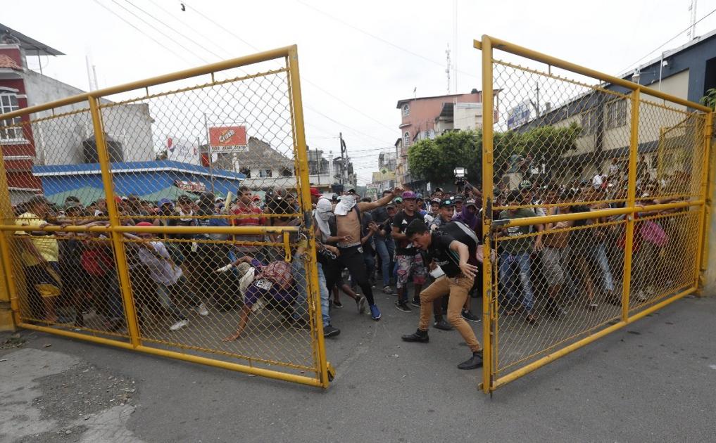 Migrantes se enfrentan contra la policía en frontera entre Guatemala y México