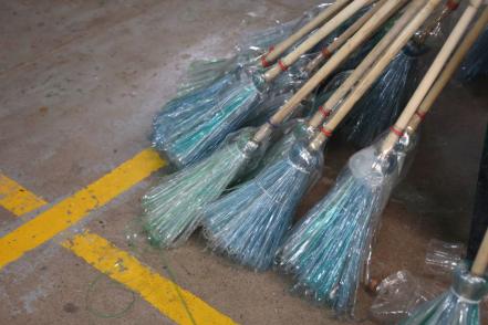 Don Martín, emprende con escobas ecológicas desde centro penitenciario en SLP 