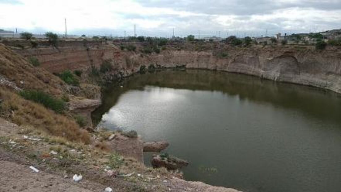 Rescatan a hombre de estanque