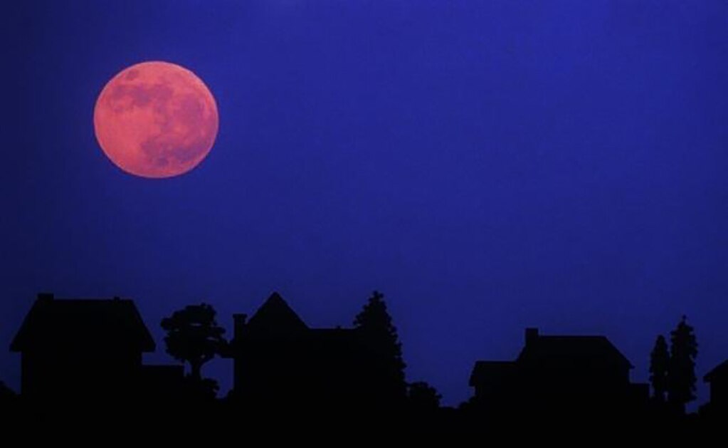 ¿Una "Luna Rosa" adornará el cielo esta noche?