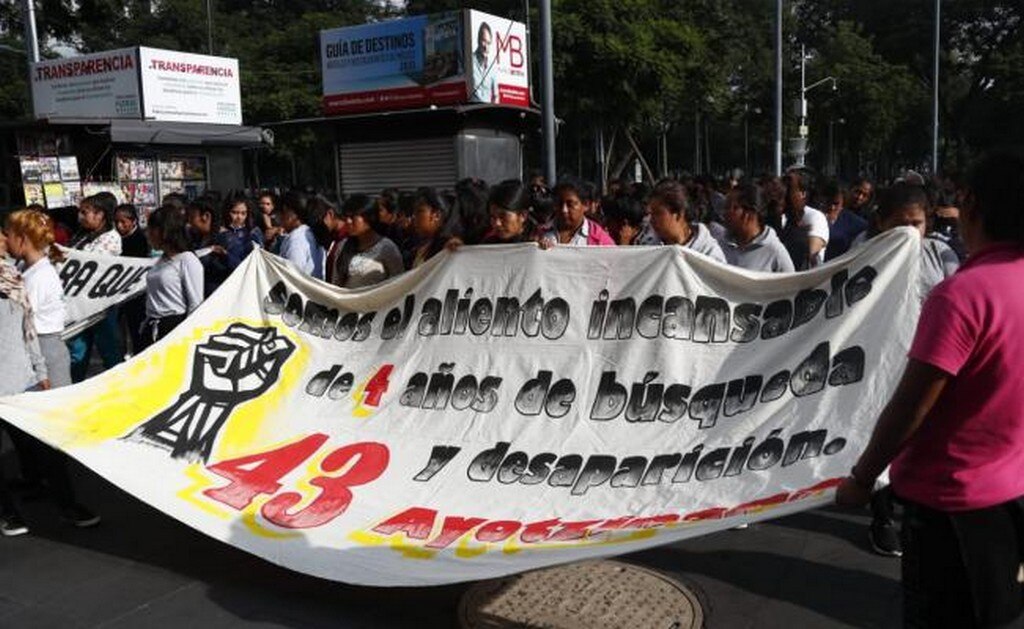  Padres de los 43 normalistas se reúnen con AMLO; buscan comisión investigadora