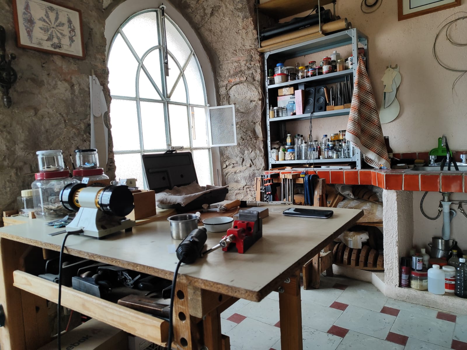 Con el paso del tiempo, aprendió a realizar más de 30 instrumentos de cuerda diferentes, los cuales datan desde el medioevo. Foto: Regina Arellano