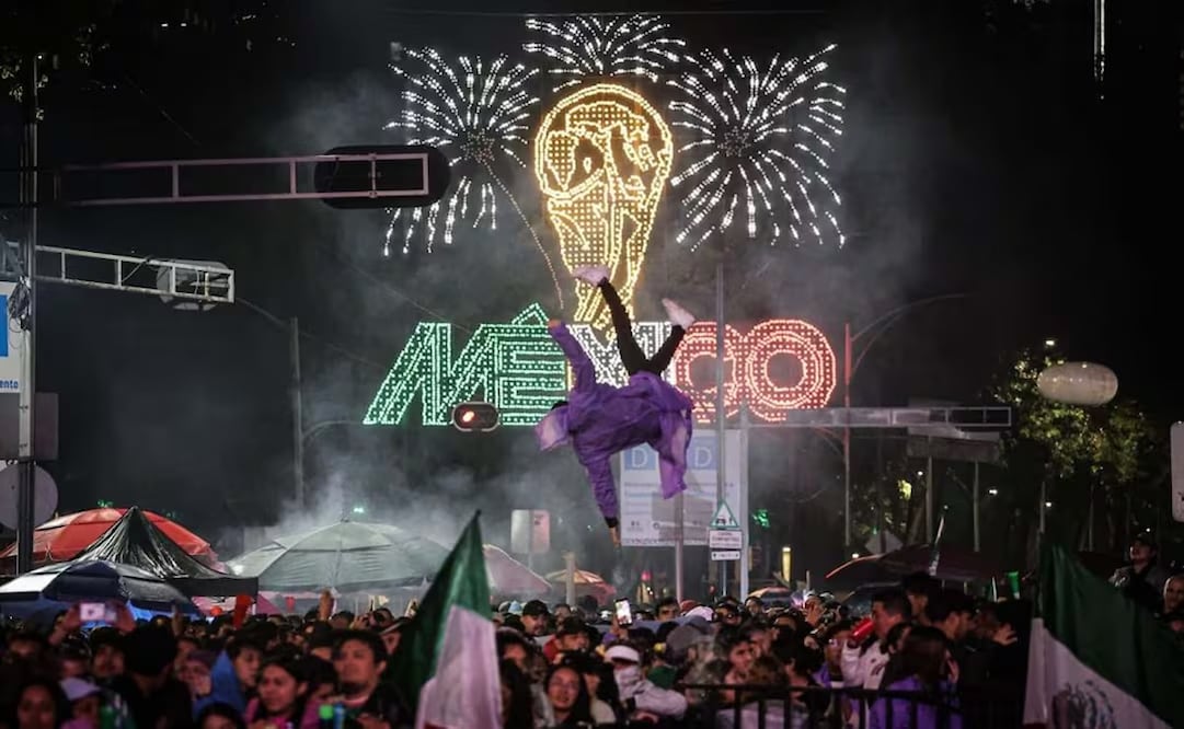 Aficionados celebran sobre Paseo de la Reforma en CDMX. Foto: Gabriel Pano