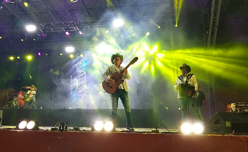 El Teatro del Pueblo bailó al ritmo norteño con Los Herederos de Nuevo León