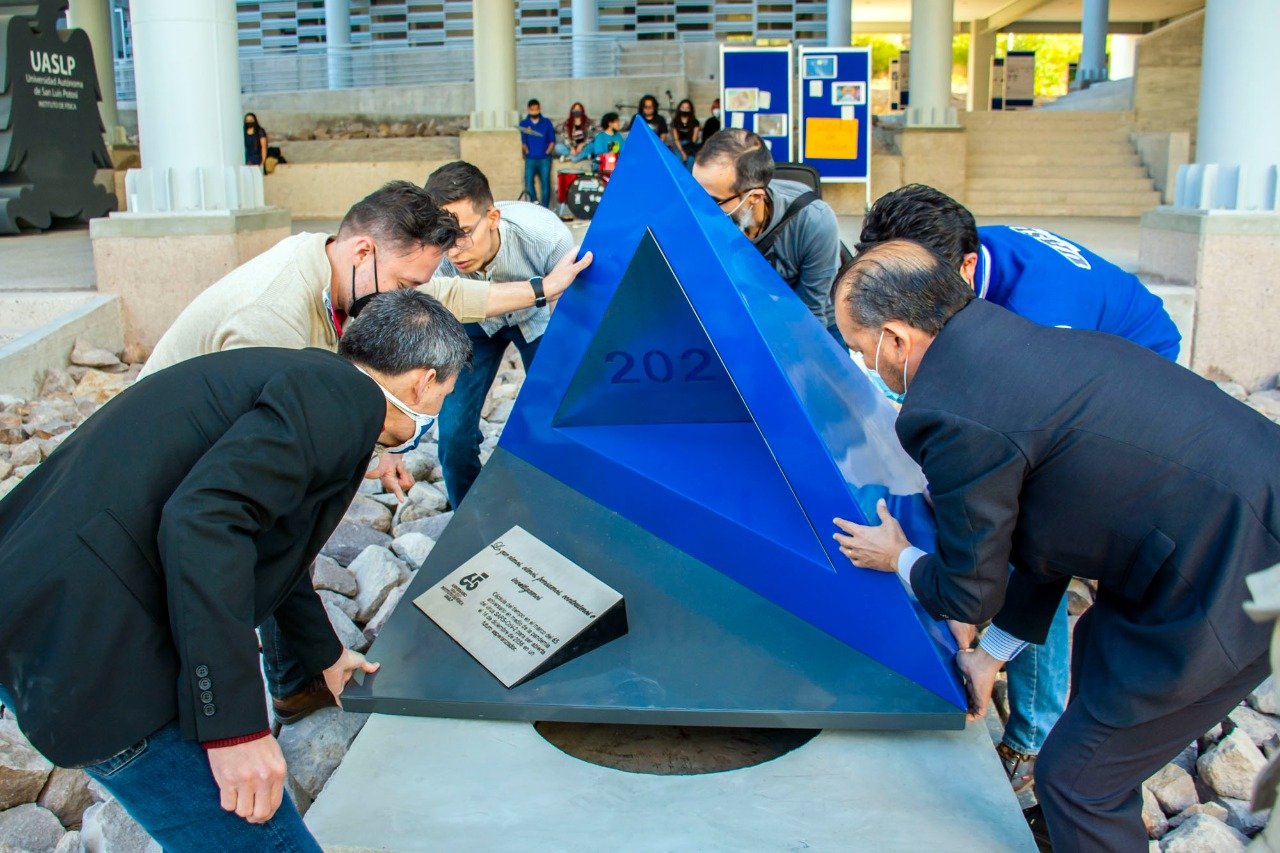 Sellan cápsula del tiempo de Instituto de Física de la UASLP; se abrirá en el 2056