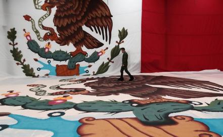 Los militares que elaboran las megabanderas