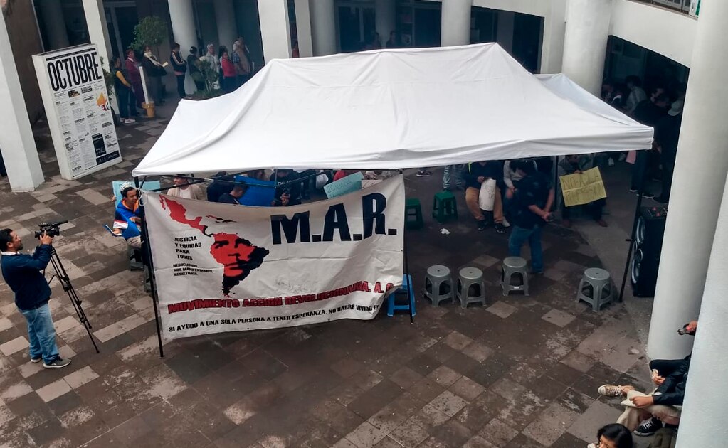 Comunidad LGBTTTI coloca toldo en la UAM para protestar por desalojo a antro