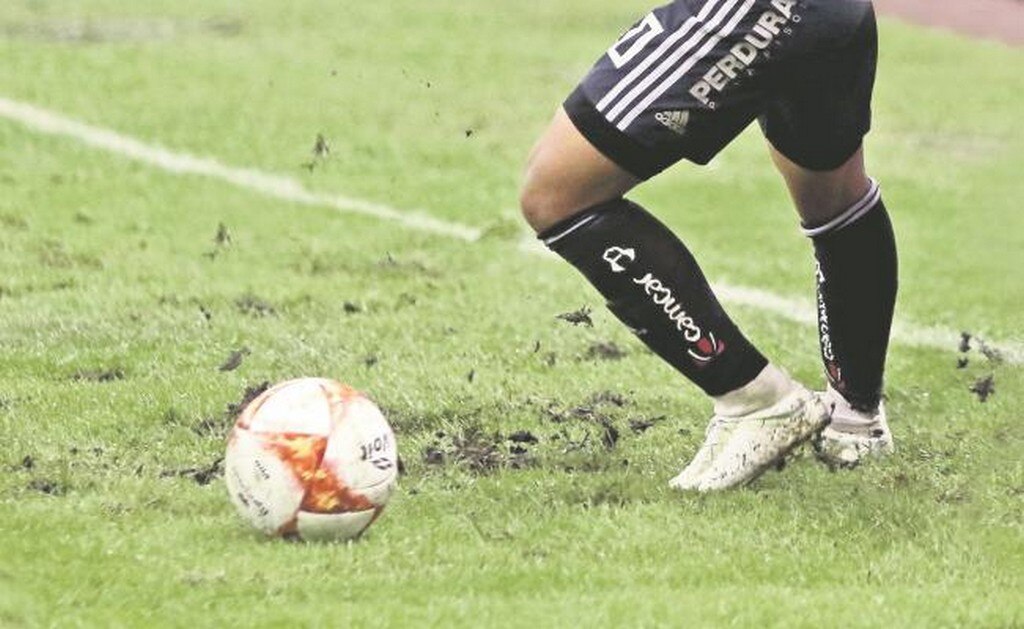 El mal estado de la cancha del Coloso de Santa Úrsula puede convertirse en un peligro para los jugadores. (IMAGO7)