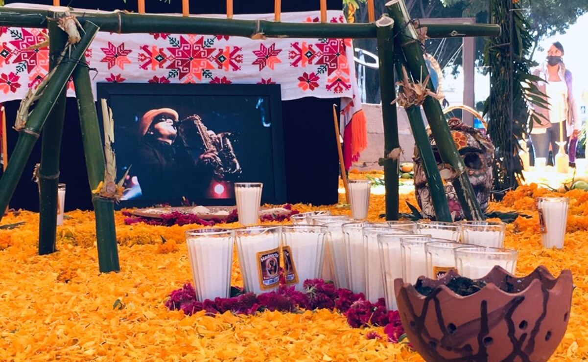 En vísperas de Día de Muertos, homenajean a “Sax” con un altar de 4 metros de alto en su natal Soledad