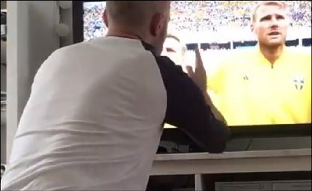Aficionado sueco imita 'bendición' de madre mexicana y su selección gana