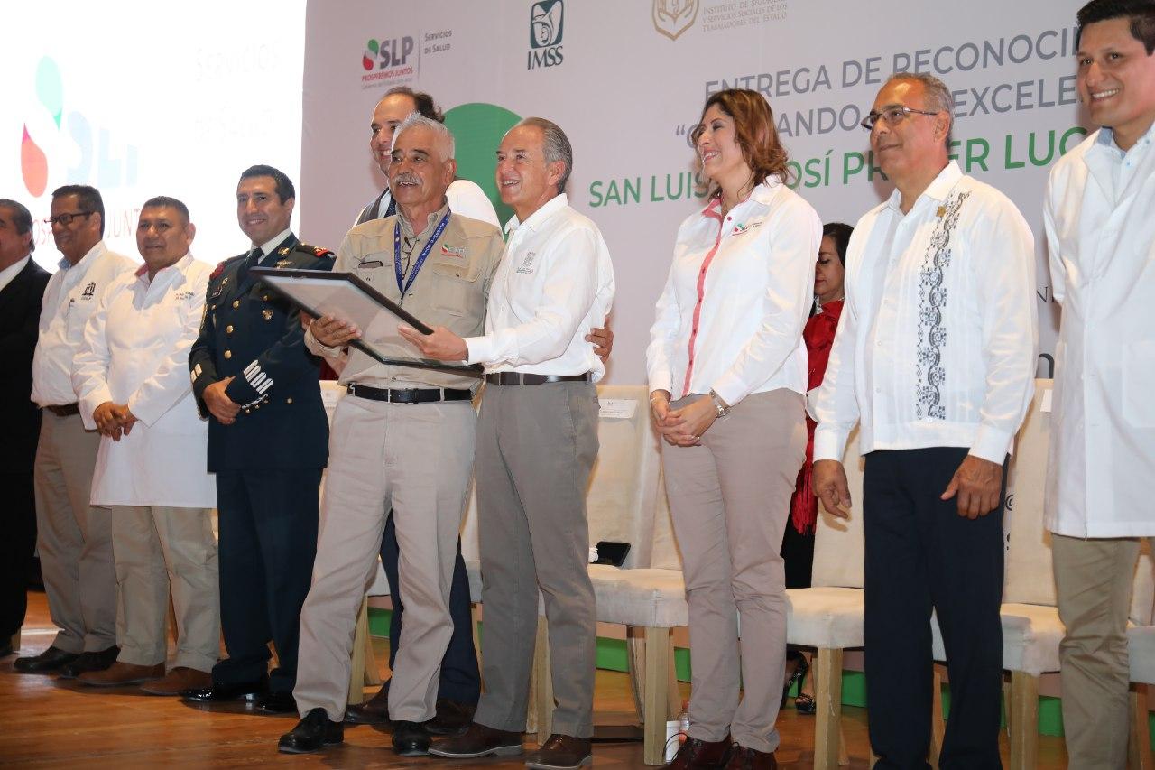 Gobernador entrega reconocimientos "Caminando a la Excelencia" al sector salud en la Huasteca potosina