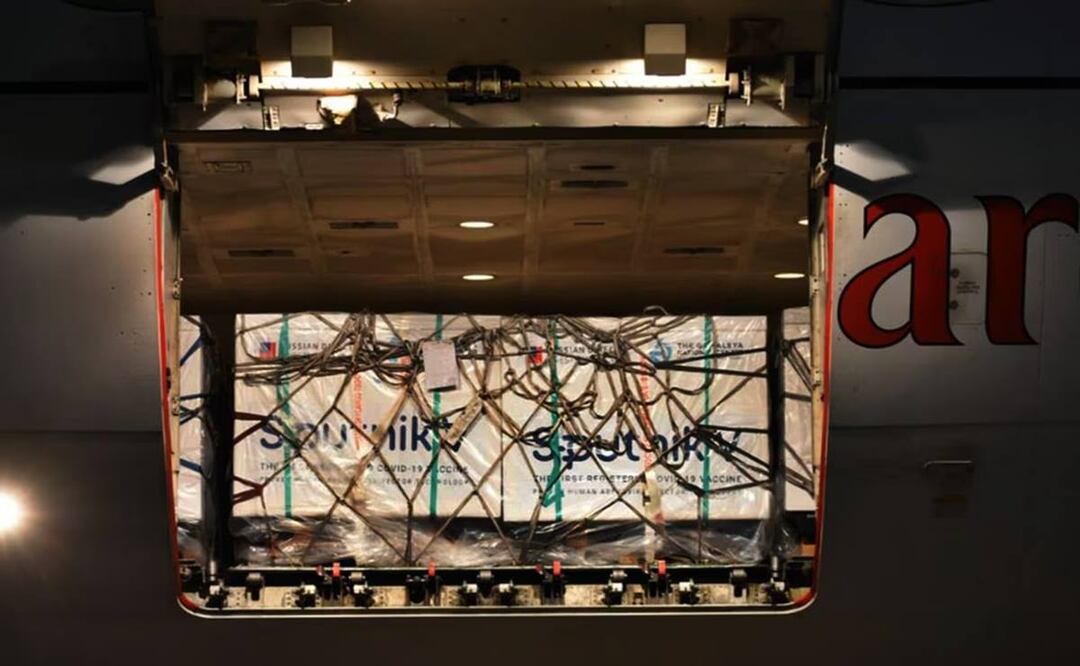 Arribaron 600 mil dosis de vacuna Sputnik V, contra Covid-19, a la 1:39 horas, al Aeropuerto Internacional “Felipe Ángeles” en el vuelo EK-9919 de la aerolínea Emirates. Foto: Especial