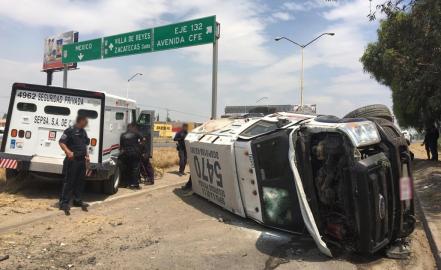 Vuelca camión de valores en carretera 57