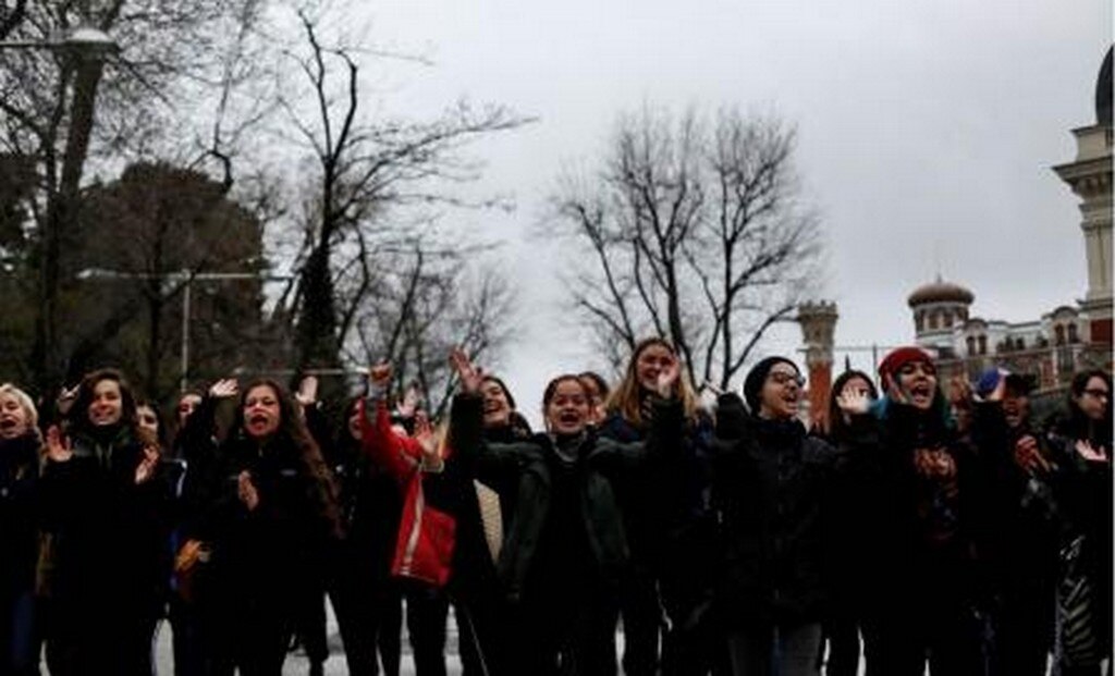 Más de un millar de personas se encontraban en la céntrica puerta del Sol de Madrid. Foto: Reuters