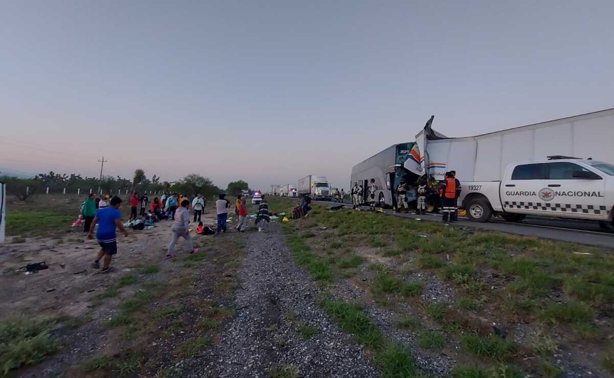 Se accidenta autobús con migrantes en la carretera 57, a la altura de Matehuala. Foto: Especial