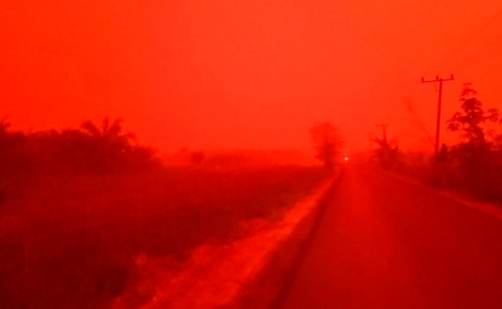 "Esto no es Marte": las espectaculares imágenes del cielo rojo en Indonesia