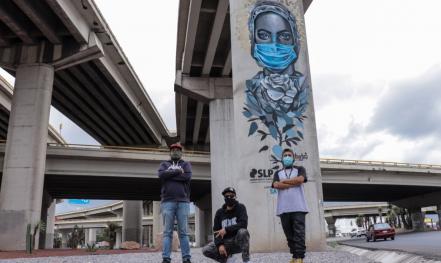 Jóvenes artistas alistan 5 murales para homenajear a personal médico en SLP