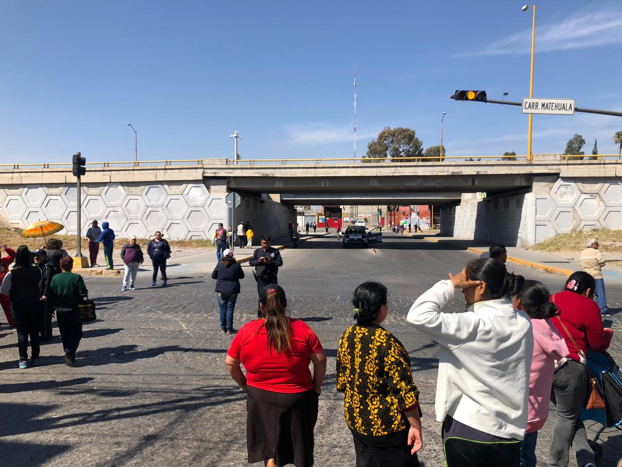 Manifestantes bloquean carretera Matehuala 