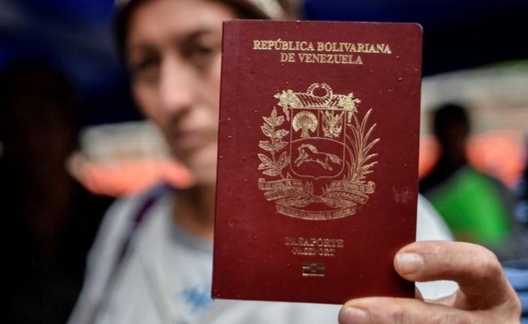 Getty Images Mucha gente ha viajado a Caracas desde lejos para renovar sus pasaportes o para obtener uno nuevo.