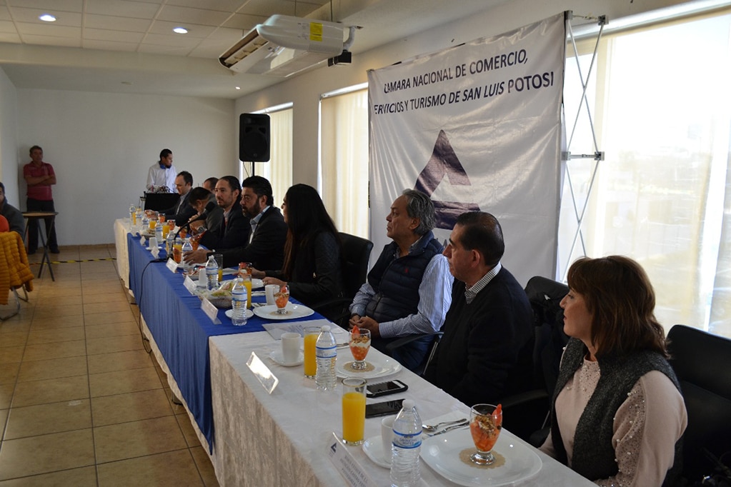 Comerciantes y funcionarios municipales celebran encuentro