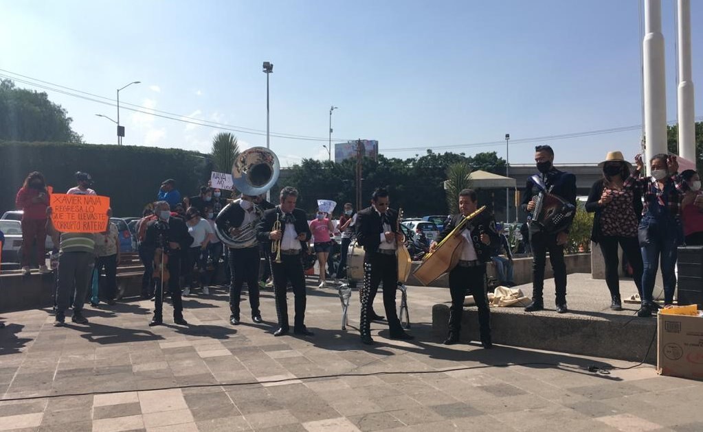 Ambulantes del Centro se manifiestan con mariachis frente al ayuntamiento de SLP