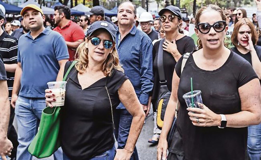 Algunas manifestantes contra la cancelación del aeropuerto en el lago de Texcoco marcharon con lentes de sol y bebidas de Starbucks (GERMÁN ESPINOSA. EL UNIVERSAL)