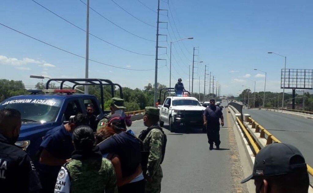 Policías evitan suicidio de una mujer en puente vehicular de Soledad