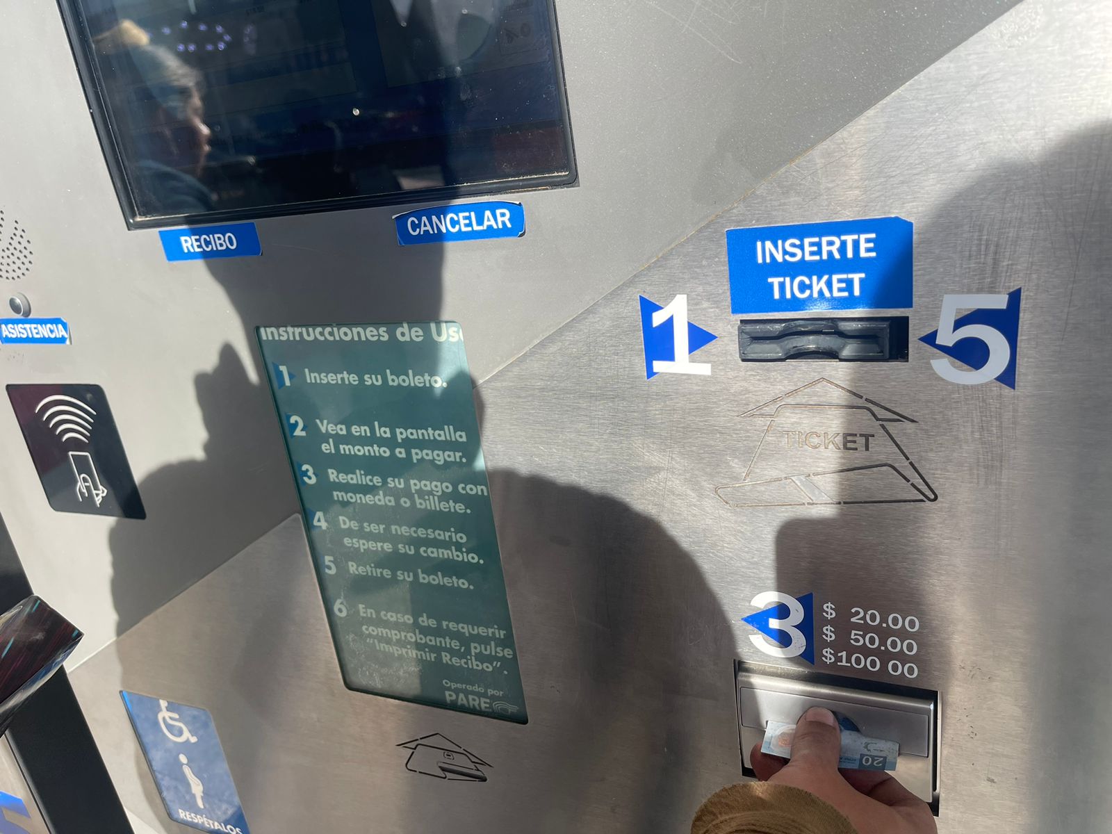 Pese a reforma de Ley, centros comerciales de SLP siguen cobrando estacionamientos. Foto: Nancy Lizet Hernández