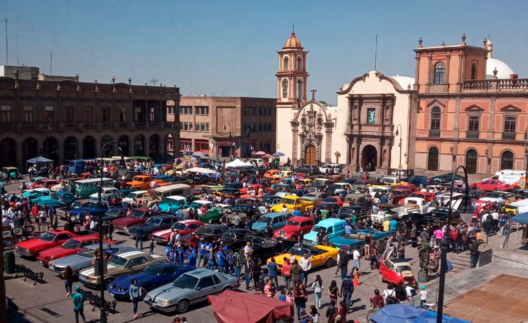 Invitan a exhibición de autos antiguos en Plaza de Armas