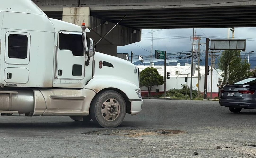 El estado de algunas vialidades es intransitable y es una problemática ante el crecimiento del flujo de trabajadores y transporte, reportan. Foto: Jazmín Ramírez EL UNIVERSAL