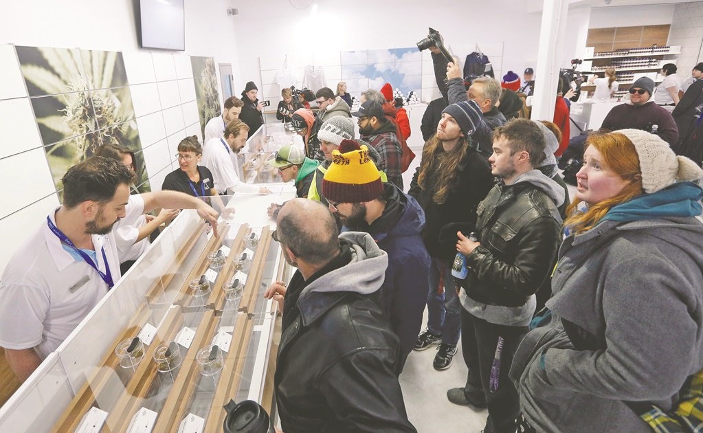  Filas de horas para comprar marihuana en Canadá