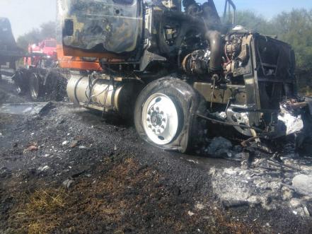 Llamas consumen tráiler en supercarretera a Rioverde 