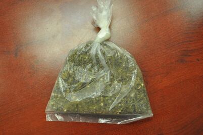 Detienen a hombre por posesión de drogas