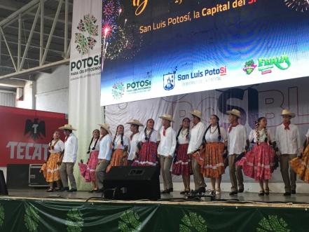 Entre mariachi y bailes, cientos de personas degustan gratis los platillos potosinos en la Fenapo 2022