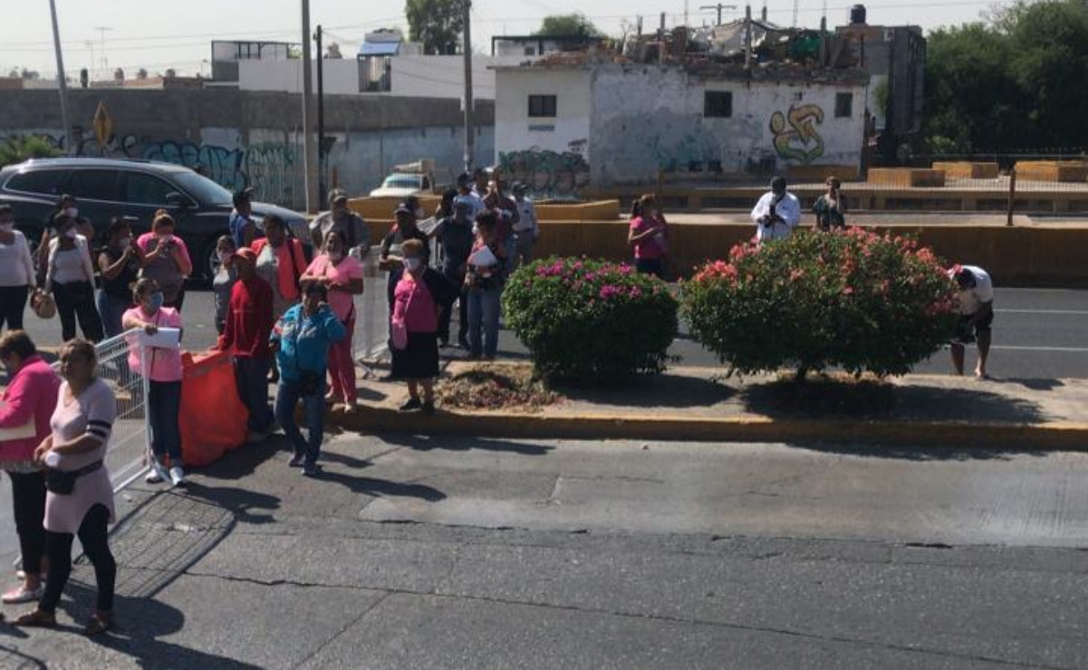 Vendedores del tianguis de Las Vías bloquean avenida Salvador Nava