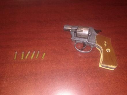 Aseguran a menor de edad, traía un arma de fuego