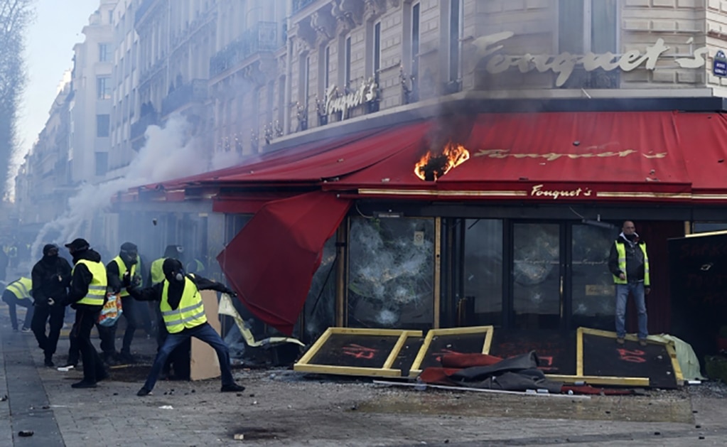 Tras protesta, saquean y queman tiendas de lujo en París