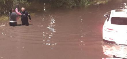 Dos familias quedan varadas dentro de sus vehículos en inmediaciones de carretera 57