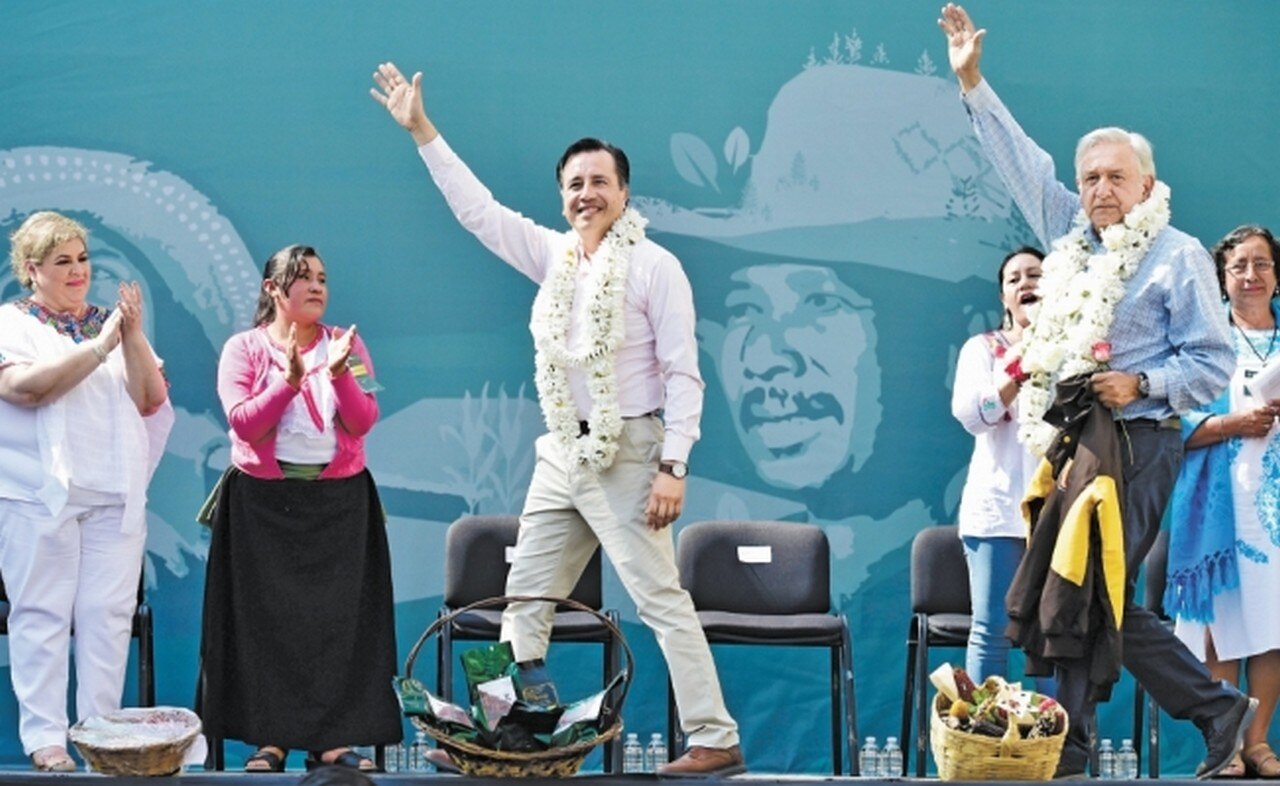 En la plaza 21 de Mayo, el gobernador de Veracruz, Cuitláhuac García, se comprometió con el presidente Andrés Manuel López Obrador a terminar el censo de Bienestar en la entidad, como lo hicieron Oaxaca, Guerrero y Chiapas. (PRESIDENCIA)