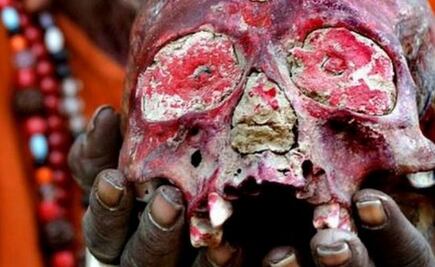  Así vive la secta caníbal india que bebe en cráneos humanos y fuma marihuana
