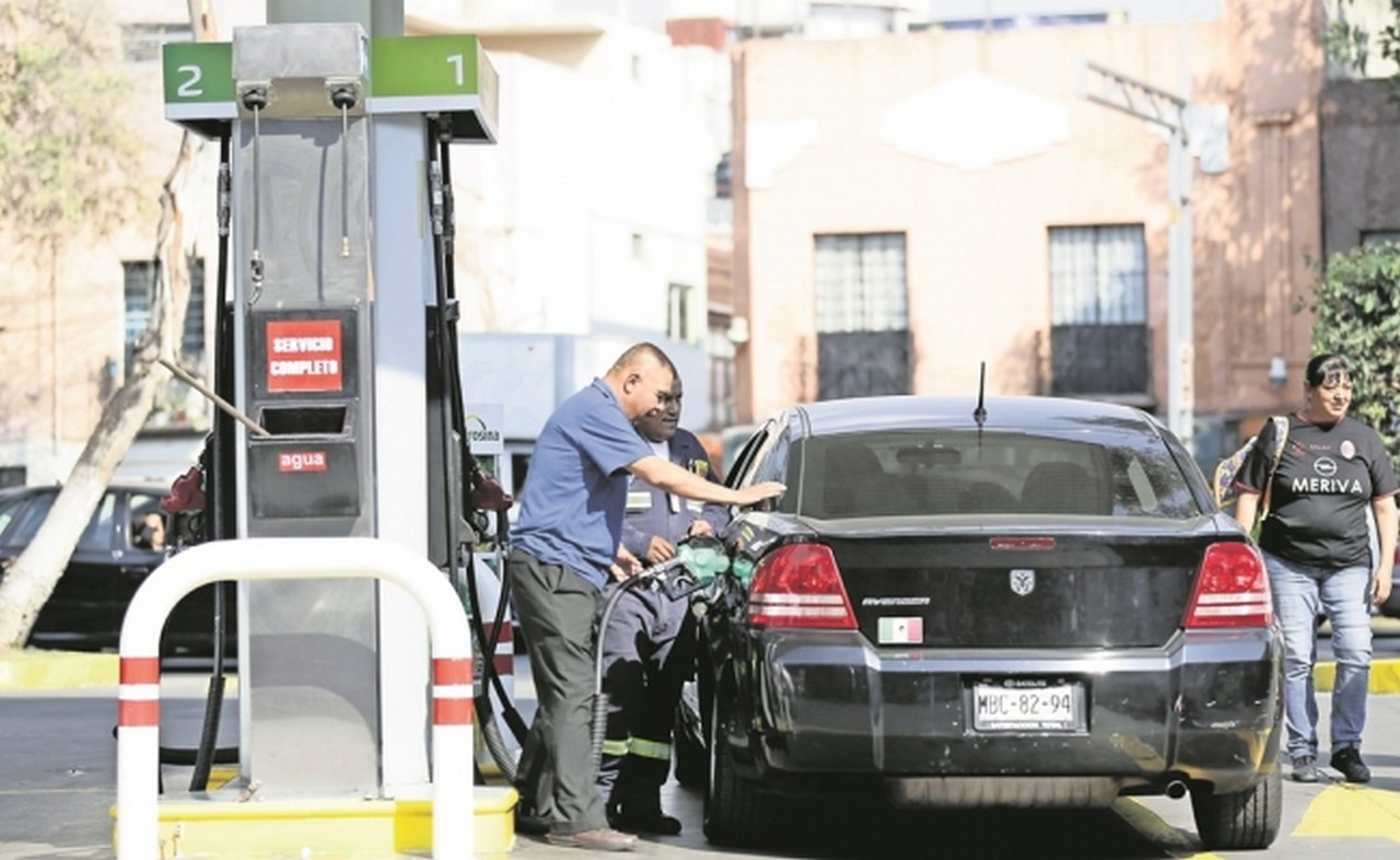 Gasto de gasolina por auto subió 2 mil pesos en 2018